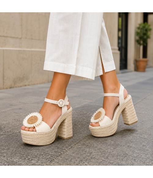 Sandalia De Tacon Y Plataforma Para Mujer Color Beige Con Flor Montevita Sienaza 105302
