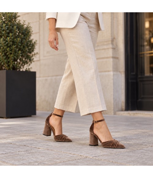 Zapatos de Salon de Terciopelo Taupe con Correa al Tobillo Montevita 105323