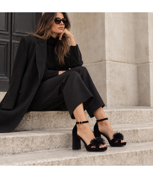 Sandalias con Plataforma en Terciopelo Negro con Flores y Tacon Ancho Montevita 105347