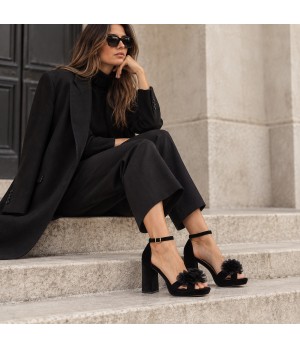 Sandalias con Plataforma en Terciopelo Negro con Flores y Tacon Ancho Montevita 105347