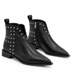 Botin Negro con Tachas y Punta Fina Montevita 105404