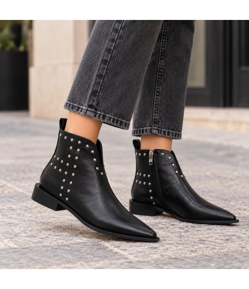 Botin Negro con Tachas y Punta Fina Montevita 105404