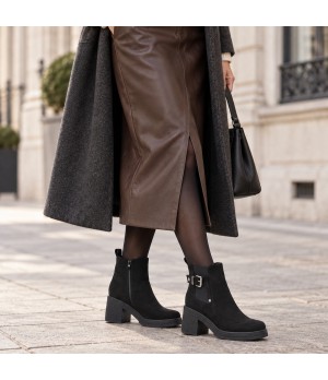 Botin Negro de Tacon Ancho y Hebilla Montevita 105529